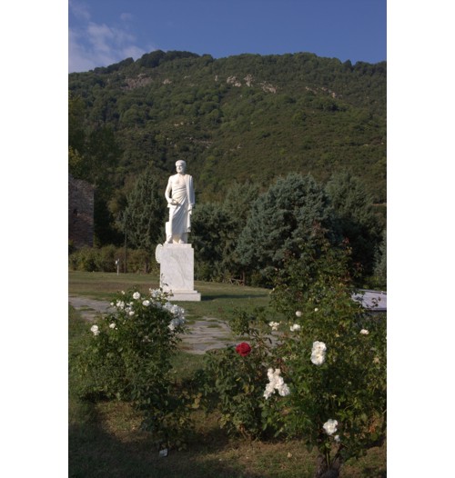 В парка на Аристотел, край Стагира, Атон, Халкидики, Гърция