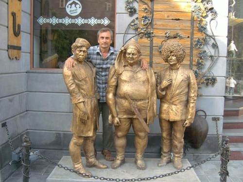 Снимка при паметника на трима от главните герои на филма-комедия „Кавказка пленница“. Паметникът е разположен до едноименния ресторант в Ереван