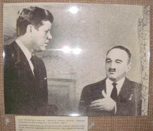 Снимкa на държавника Анастас Микоян с Джон Кенеди