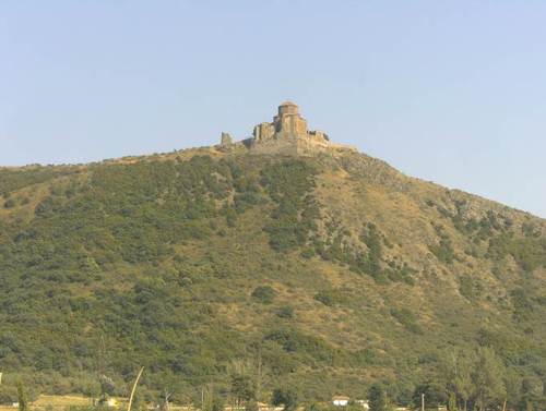 Черквата Джвари от 6-ти век, разположена високо на хълм над града