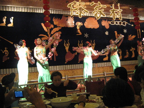 Китайки пеят и танцуват