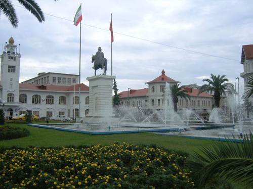 Централния площад с паметника на Кучук Хан