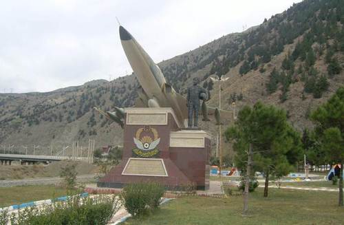 Паметник на иранските военни пилоти