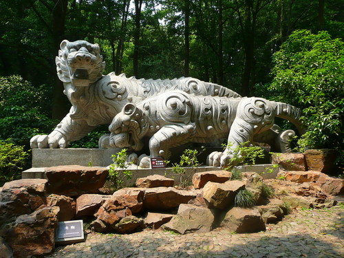 Фигура на каменен тигър