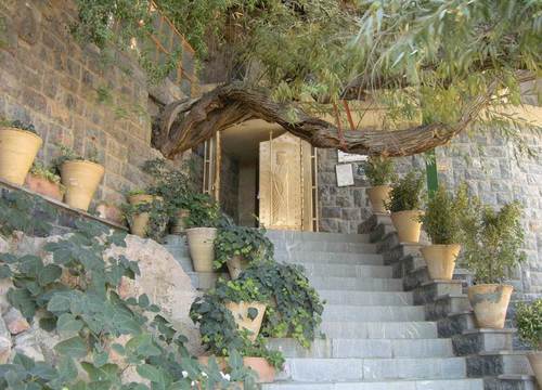 Изкачването към пещерата с храма на огъня Пир-е Сабз става по 320 стъпала, които свършват под надвесеното вековно дърво. Входът на храма се затваря с две бронзови врати с барелефи на персийски воини с копия, които „охраняват“ свещенния огън