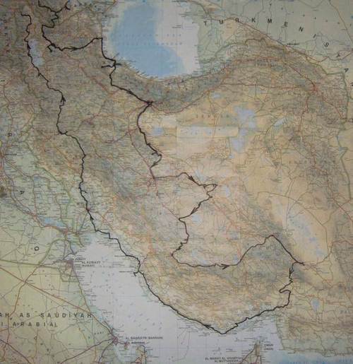 Върху картата на Иран с черен цвят е очертан маршрута (7 040 километра), по който обиколих основните забележителности в страната.