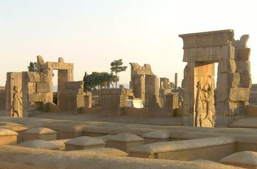 Сред  руините на Дворците в Персеполис