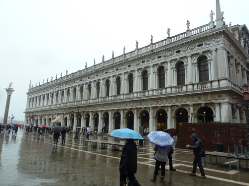 Венеция, Piazzetta di San Marco, отдясно Националната библиотека