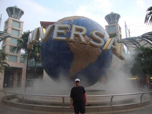 Пред увеселителния парк Universal Studios Singapore