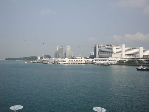 Поглед към Круизното пристанище и Harbourfront Centre