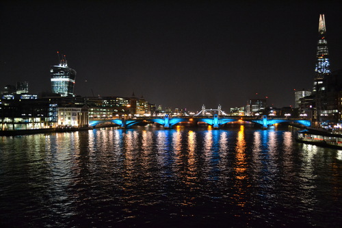 Лондон, гледка към Лондон бридж, Тауър бридж и небостъргача Шард от Пешеходния мост, по тъмно