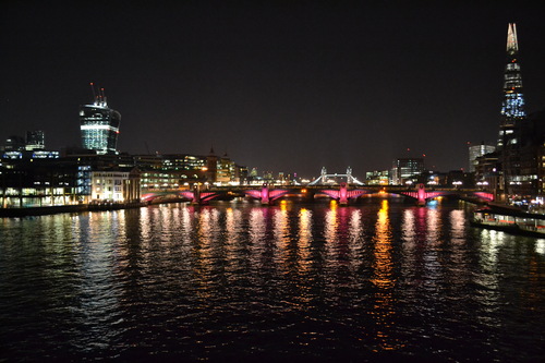 Лондон, гледка към Лондон бридж, Тауър бридж и небостъргача Шард от Пешеходния мост, по тъмно