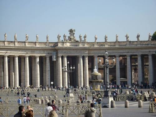 Площадът пред базиликата Свети Петър и Павел