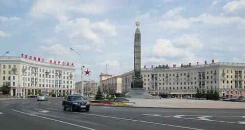 Площадът на Победата с мемориала на героите от войната