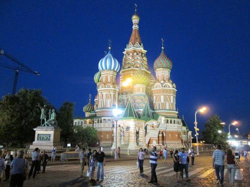 Храмът „Василий Блажени“ с паметника на Минин и Пожарски пред него в ляво, вечер