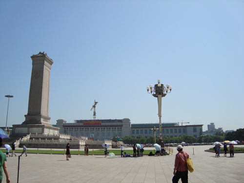 зад паметника на националните герои е Китайският исторически музей